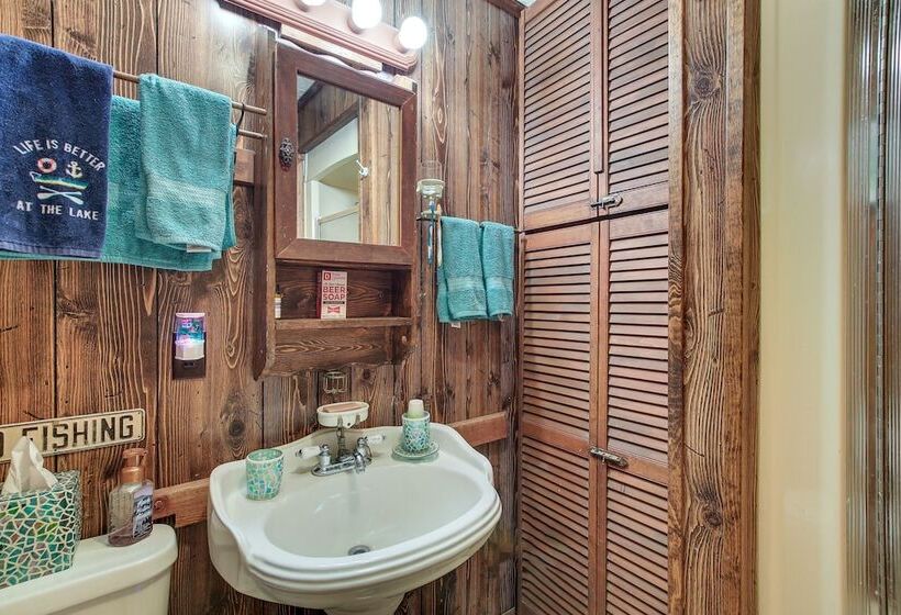 Cozy Markesan Cabin ~ 2 Mi To Green Lake Access!