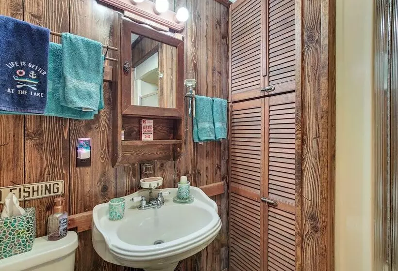 Cozy Markesan Cabin ~ 2 Mi To Green Lake Access!