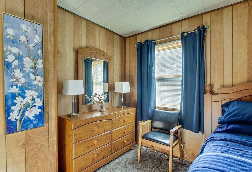 Cozy Markesan Cabin ~ 2 Mi To Green Lake Access!