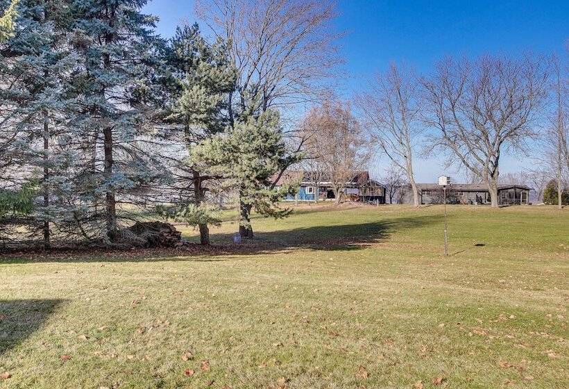 Cozy Markesan Cabin ~ 2 Mi To Green Lake Access!