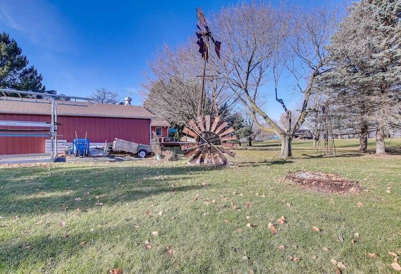 Cozy Markesan Cabin ~ 2 Mi To Green Lake Access!