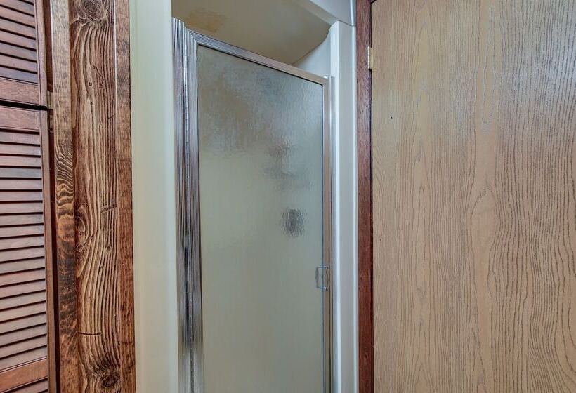 Cozy Markesan Cabin ~ 2 Mi To Green Lake Access!