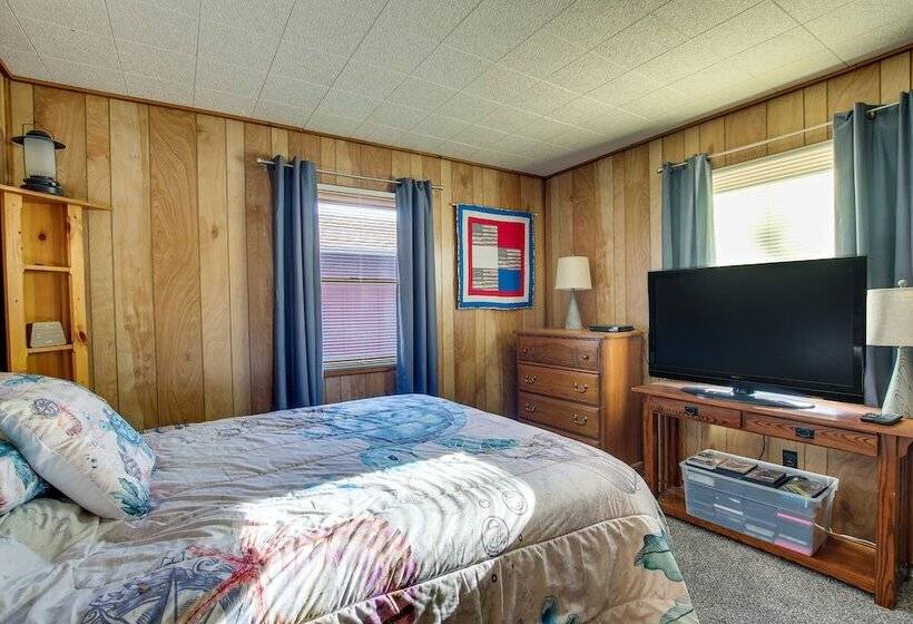 Cozy Markesan Cabin ~ 2 Mi To Green Lake Access!