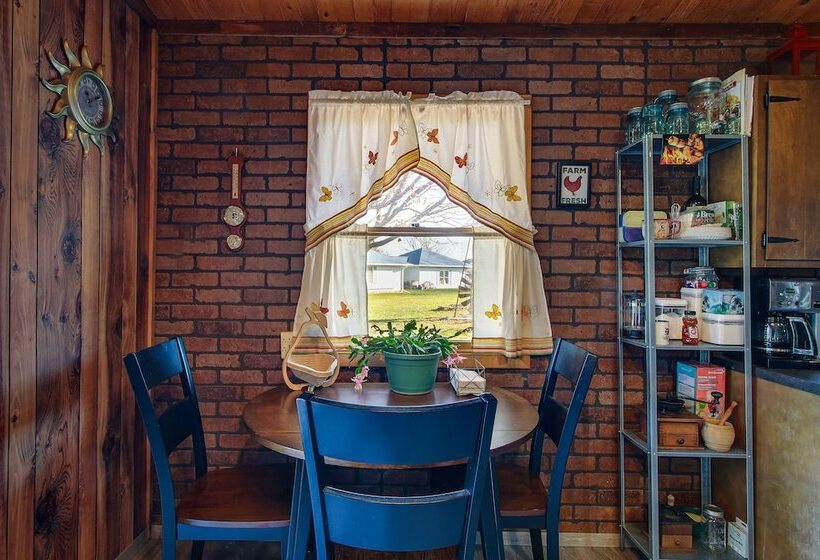 Cozy Markesan Cabin ~ 2 Mi To Green Lake Access!