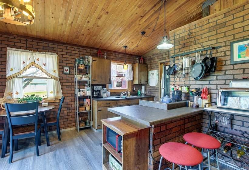 Cozy Markesan Cabin ~ 2 Mi To Green Lake Access!