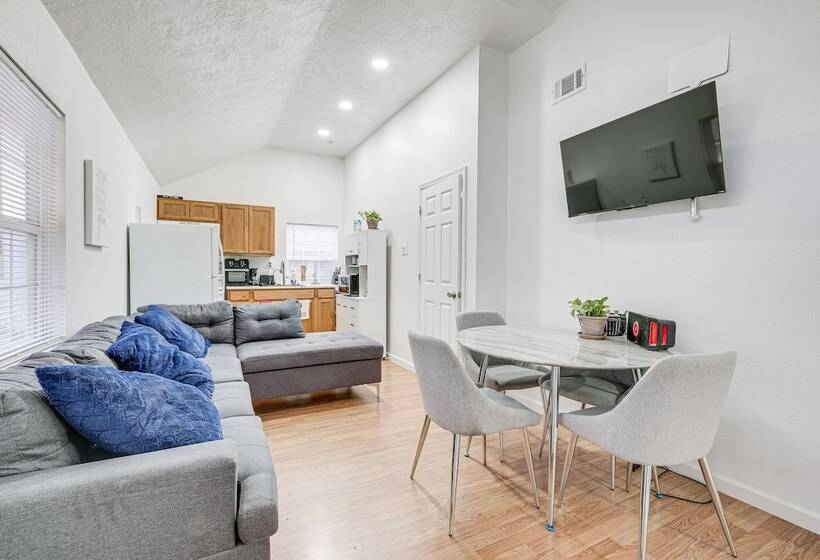 Cozy Wharton Cabin: Porch, Near Hunting & Fishing