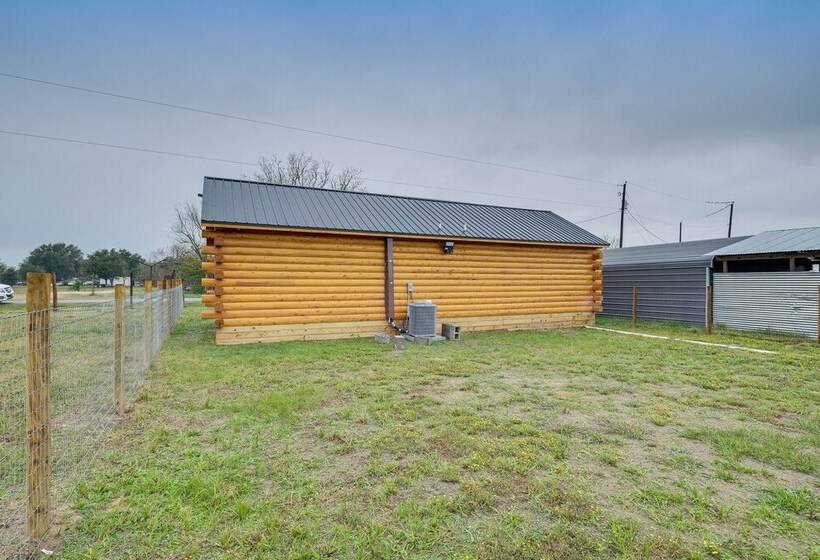 Cozy Wharton Cabin: Porch, Near Hunting & Fishing