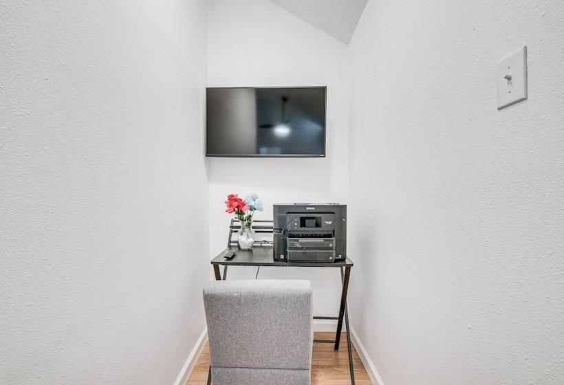 Cozy Wharton Cabin: Porch, Near Hunting & Fishing