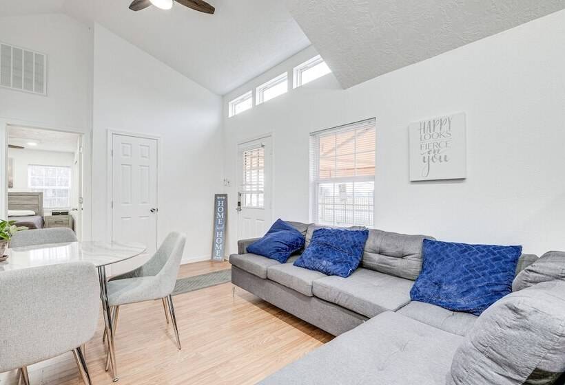 Cozy Wharton Cabin: Porch, Near Hunting & Fishing