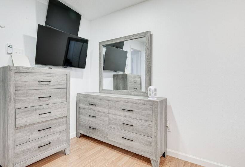 Cozy Wharton Cabin: Porch, Near Hunting & Fishing