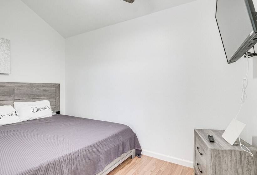 Cozy Wharton Cabin: Porch, Near Hunting & Fishing