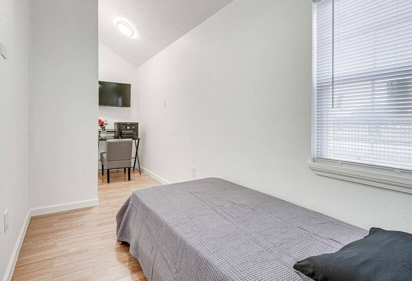 Cozy Wharton Cabin: Porch, Near Hunting & Fishing