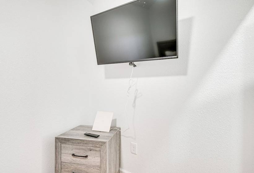 Cozy Wharton Cabin: Porch, Near Hunting & Fishing