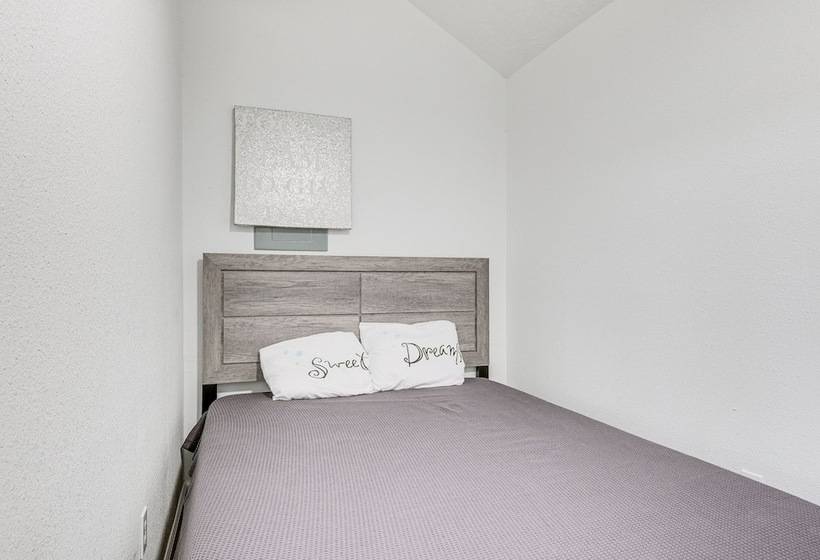 Cozy Wharton Cabin: Porch, Near Hunting & Fishing