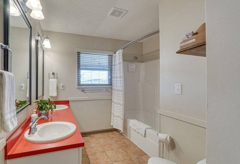 Decatur Oasis Private Pool, Hot Tub & Deck!