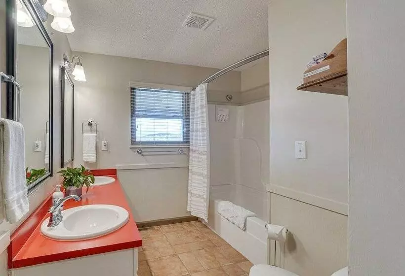 Decatur Oasis   Private Pool, Hot Tub & Deck!
