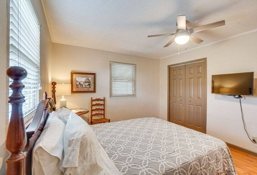 Decatur Oasis Private Pool, Hot Tub & Deck!