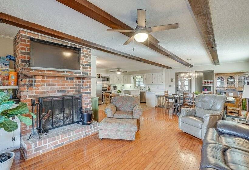 Decatur Oasis Private Pool, Hot Tub & Deck!