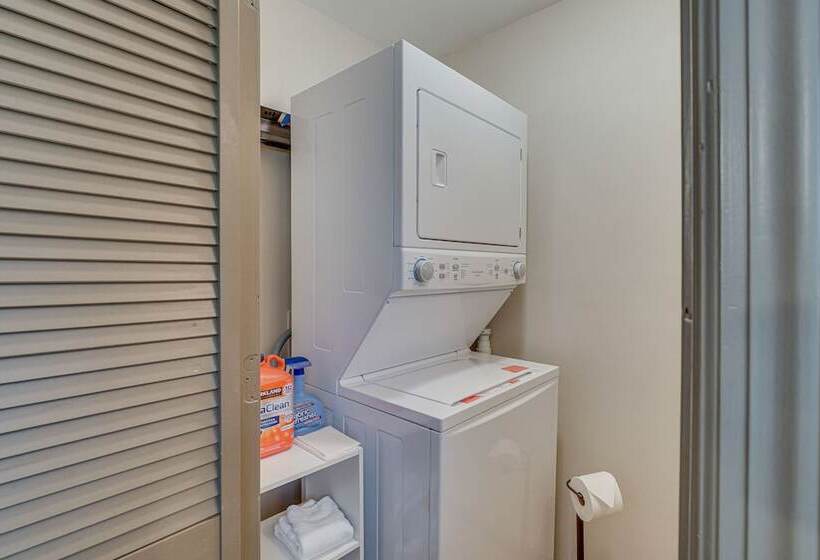 Decatur Oasis Private Pool, Hot Tub & Deck!