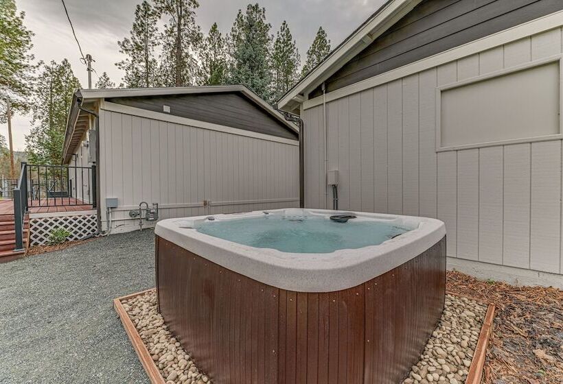 Delightful Grants Pass Home With Hot Tub!