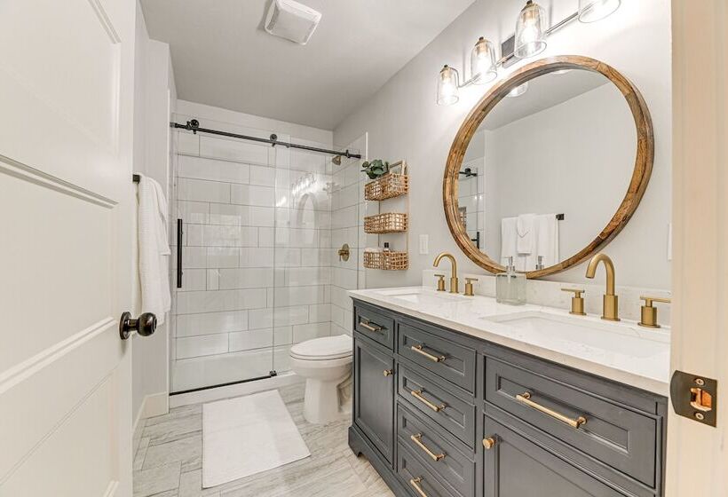 Delightful Grants Pass Home With Hot Tub!