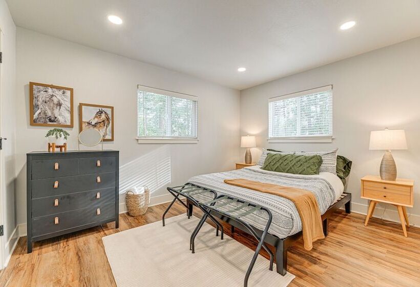 Delightful Grants Pass Home With Hot Tub!