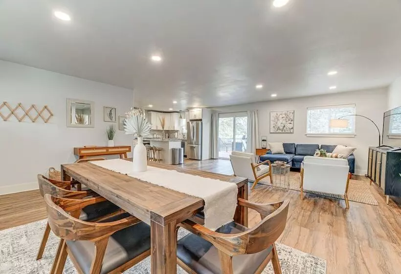 Delightful Grants Pass Home With Hot Tub!