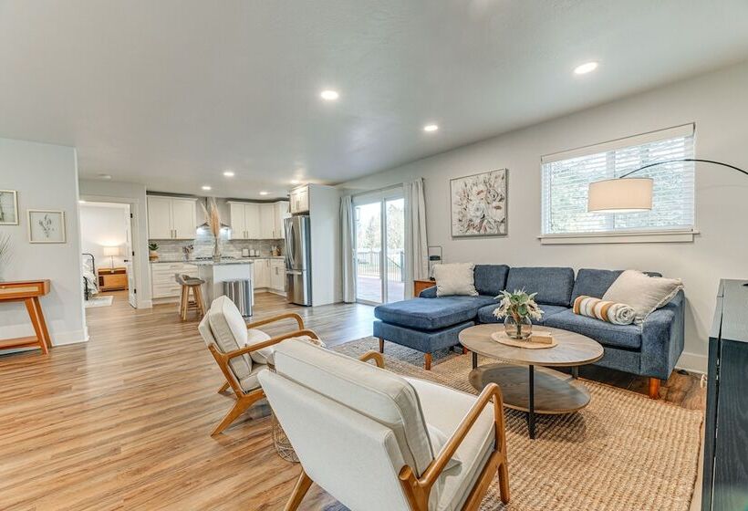 Delightful Grants Pass Home With Hot Tub!