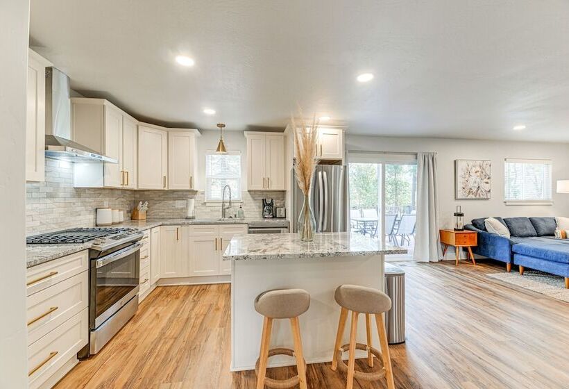 Delightful Grants Pass Home With Hot Tub!