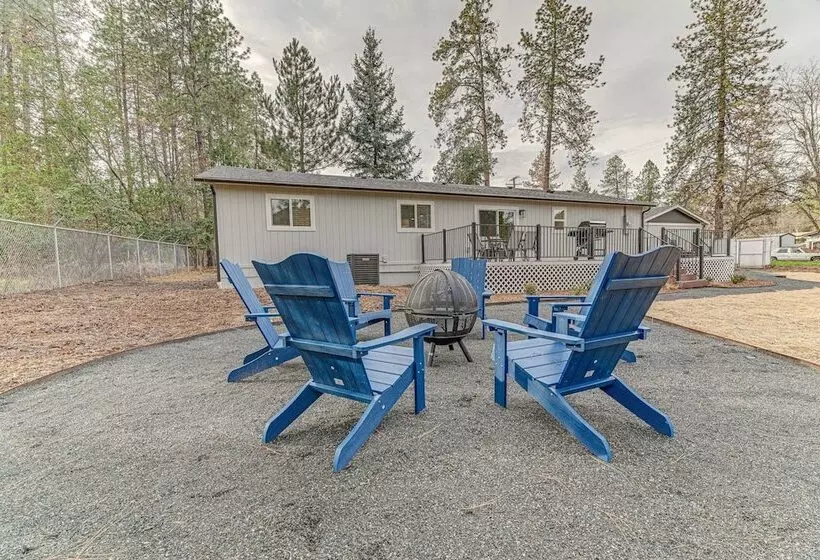 Delightful Grants Pass Home With Hot Tub!