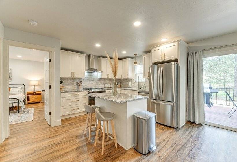 Delightful Grants Pass Home With Hot Tub!