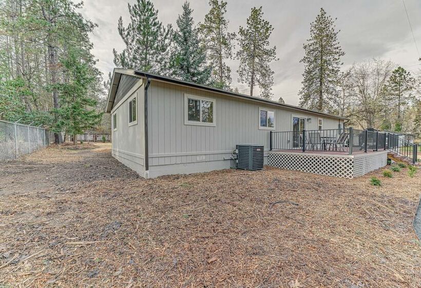 Delightful Grants Pass Home With Hot Tub!