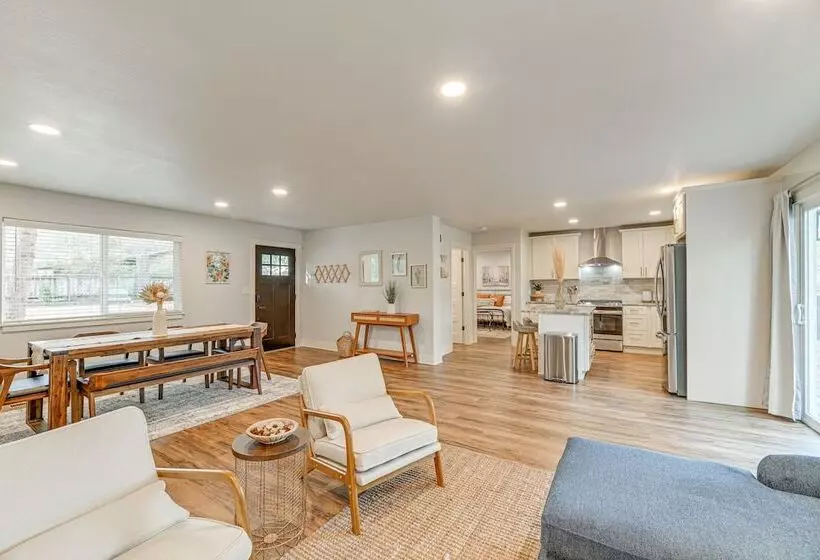 Delightful Grants Pass Home With Hot Tub!