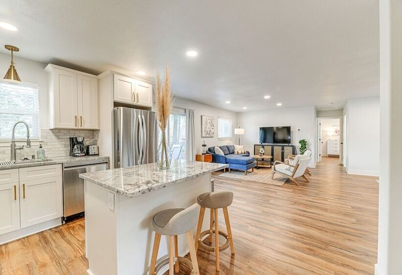 Delightful Grants Pass Home With Hot Tub!