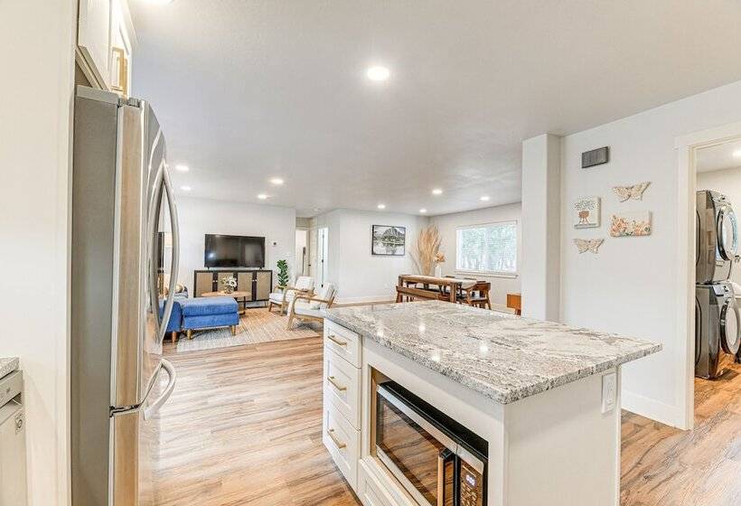 Delightful Grants Pass Home With Hot Tub!