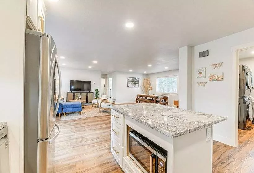 Delightful Grants Pass Home With Hot Tub!