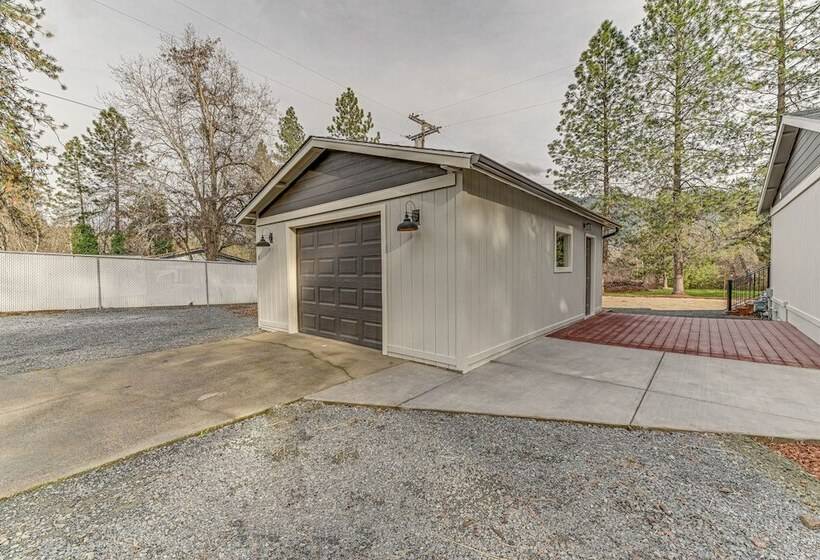 Delightful Grants Pass Home With Hot Tub!