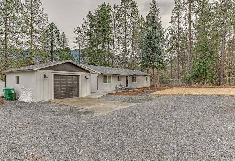 Delightful Grants Pass Home With Hot Tub!