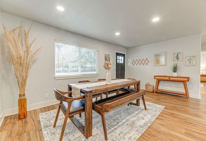 Delightful Grants Pass Home With Hot Tub!