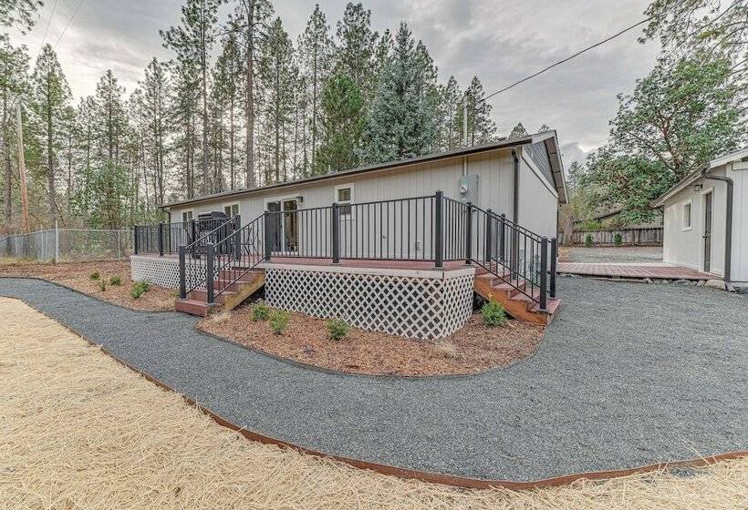 Delightful Grants Pass Home With Hot Tub!
