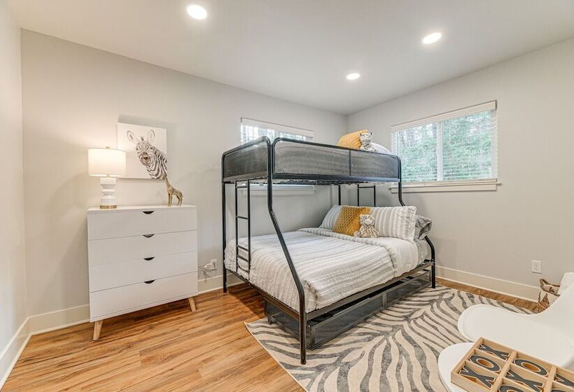 Delightful Grants Pass Home With Hot Tub!