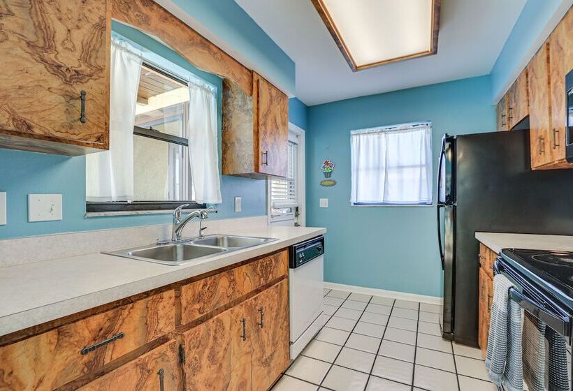 Englewood Duplex With Shared Lanai: 7 Mi To Beach!