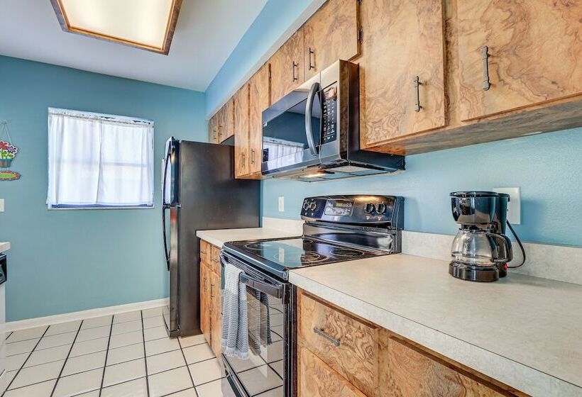 Englewood Duplex With Shared Lanai: 7 Mi To Beach!