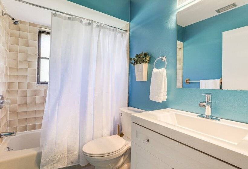 Englewood Duplex With Shared Lanai: 7 Mi To Beach!