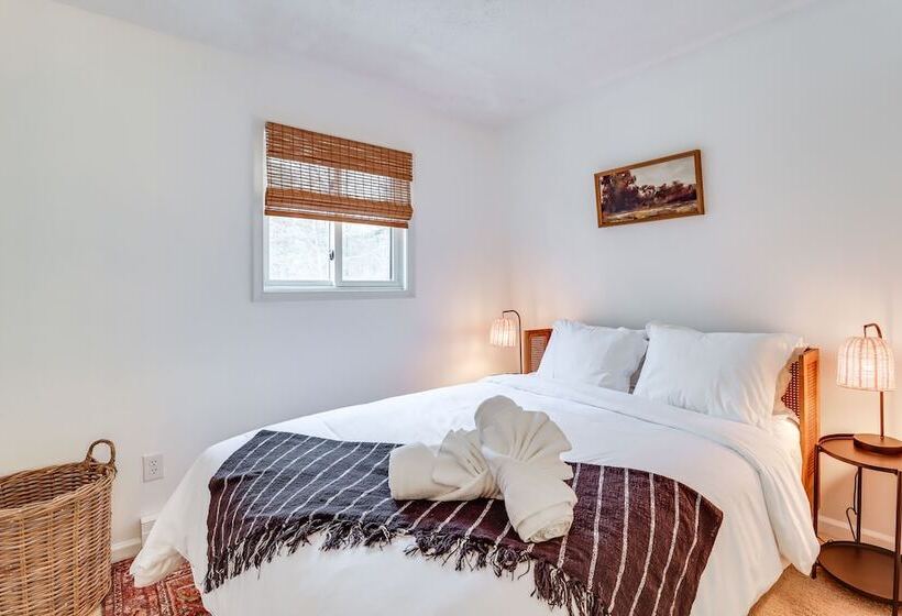 Family Home In Long Pond W/ Fire Pit & Lake Access