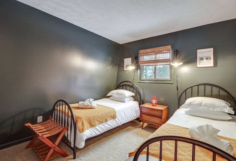 Family Home In Long Pond W/ Fire Pit & Lake Access