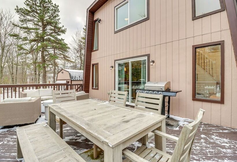 Family Home In Long Pond W/ Fire Pit & Lake Access