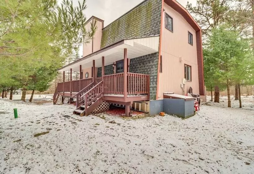 Family Home In Long Pond W/ Fire Pit & Lake Access