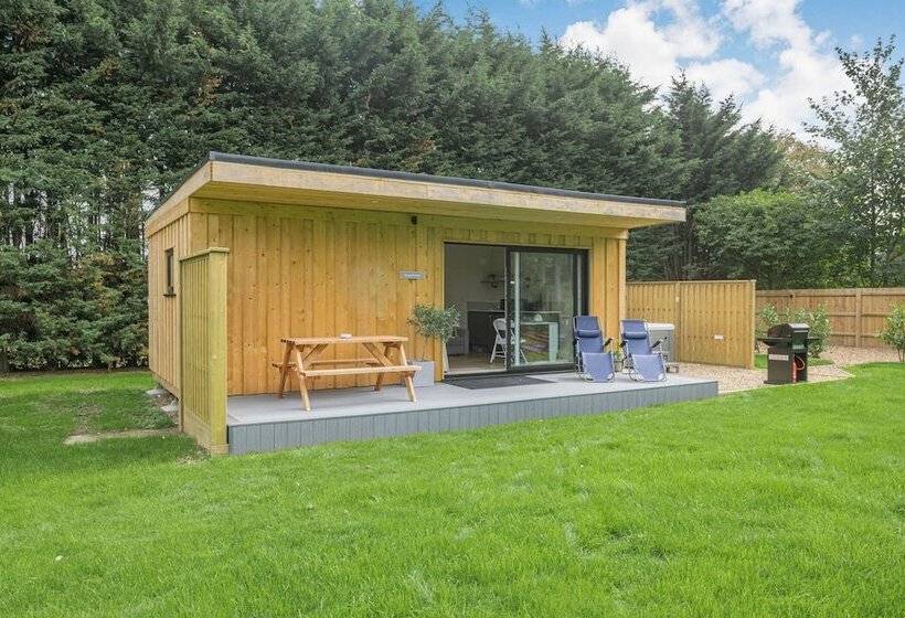 هتل City To Country Retreat Luxury Lodge With Hot Tub