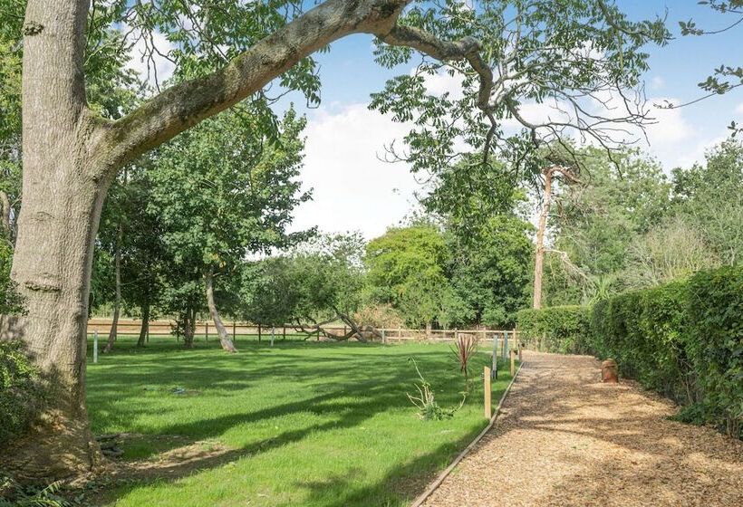 هتل City To Country Retreat Luxury Lodge With Hot Tub